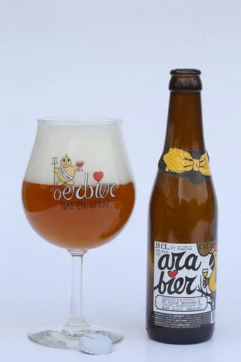 Een fles Arabier met een vol glas