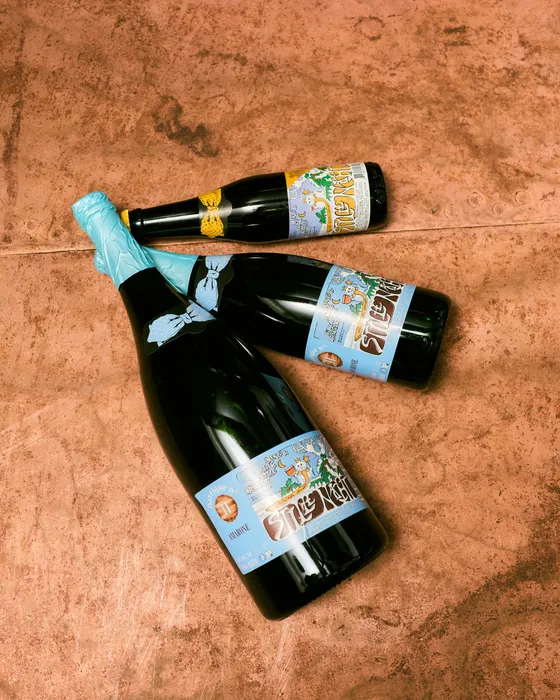 Flessen Stille Nacht Reserva en Barrique 11 op de koperen vloer