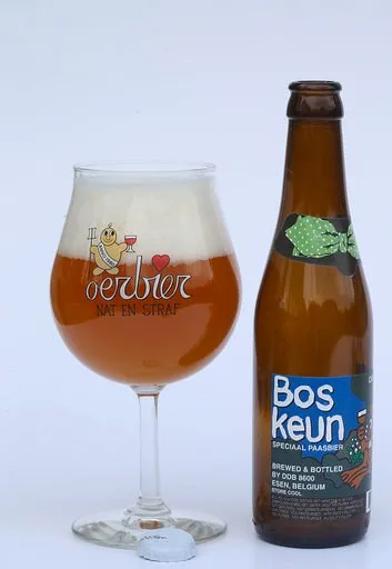 Een fles Boskeun met een vol glas