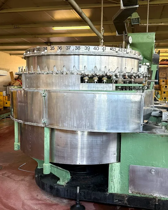 De ronde bottelmachine met genummerde vulkranen