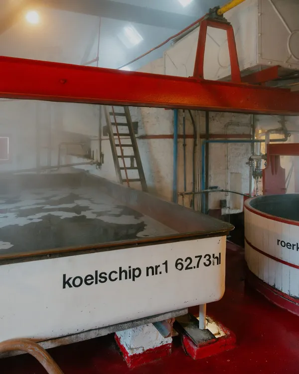 Het koperen koelschip onder het dak