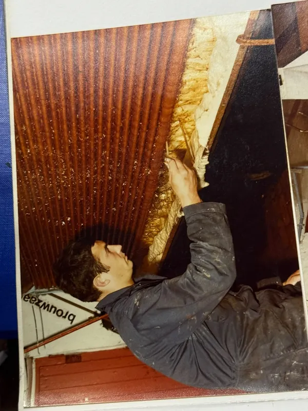 Een jonge brouwer aan het werk in de brouwerij