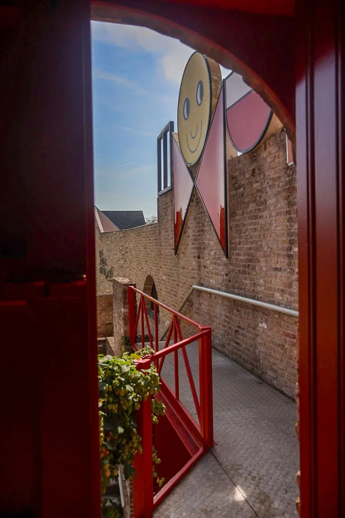 De poort van de brouwerij in Esen