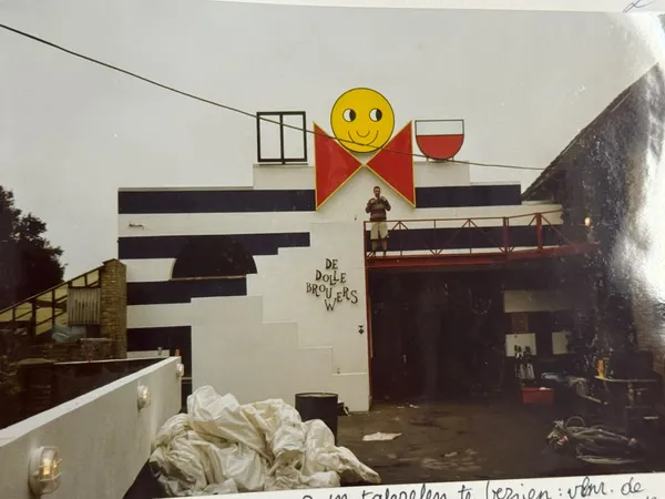 De gevel met het smiley-mannetje, jaren geleden