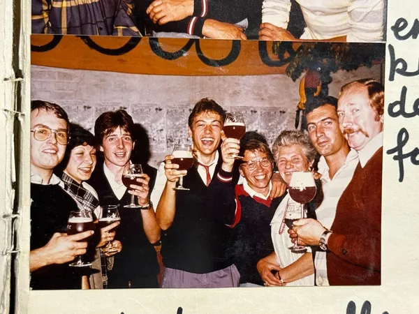 Een volle Oerbar, jaren 80