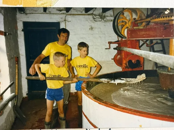 Kinderen in Oerbier-shirts aan de roerkuip