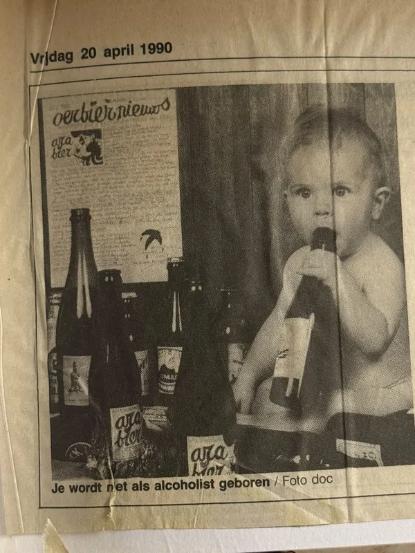 Krantenknipsel van 20 april 1990 met een baby en een fles Oerbier
