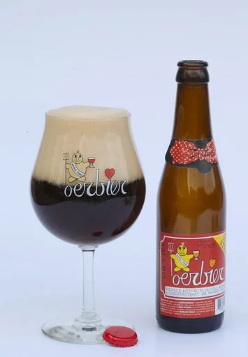 Een fles Oerbier met een vol glas