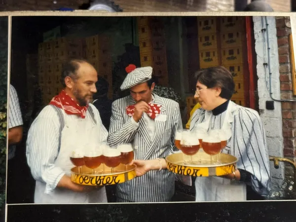 Drie mensen met plateaus vol glazen Oerbier