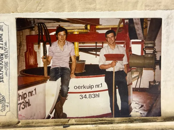 Twee brouwers bij roerkuip nr. 1 van 34,83 hl