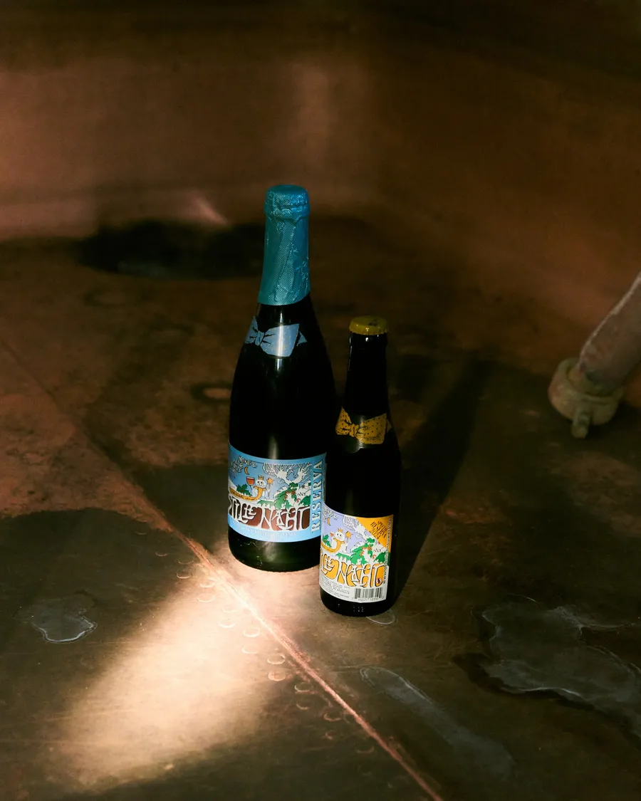 Een fles Stille Nacht Reserva 2024 van 75 cl en een van 33 cl in de brouwerij