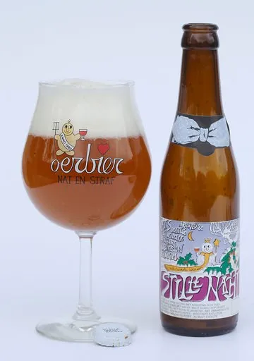 Een fles Stille Nacht met een vol glas
