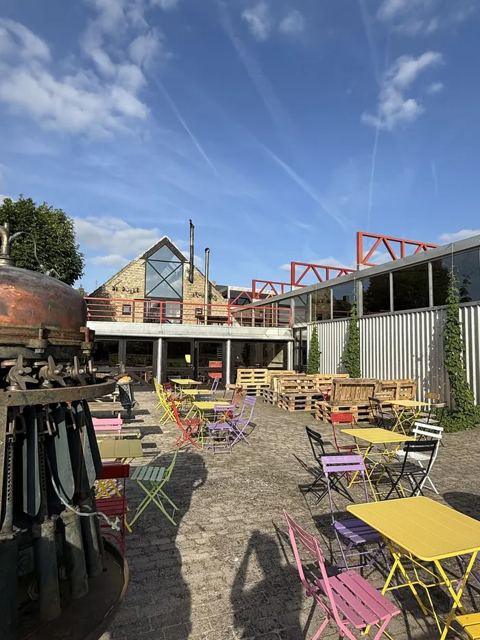 Oude brouwketel op het terras