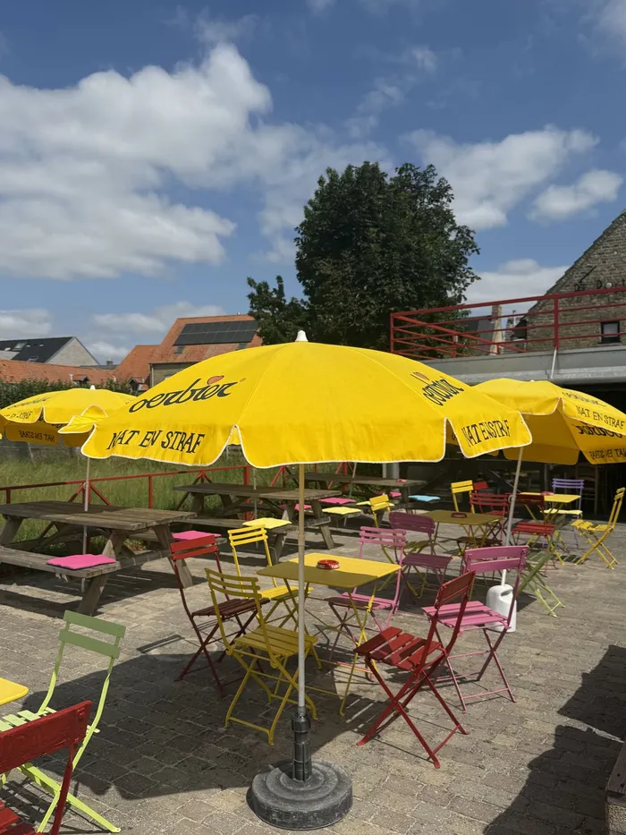 Het terras met gele parasols naast de brouwerij