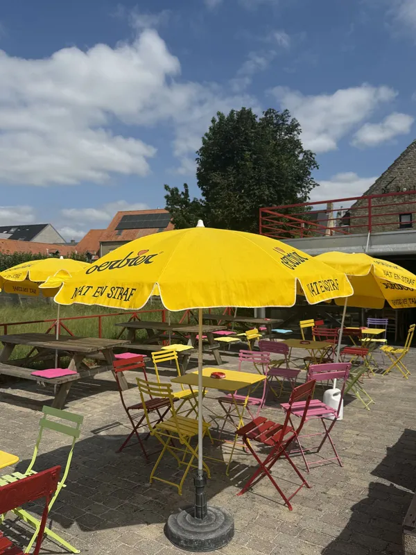 Het terras met gele parasols