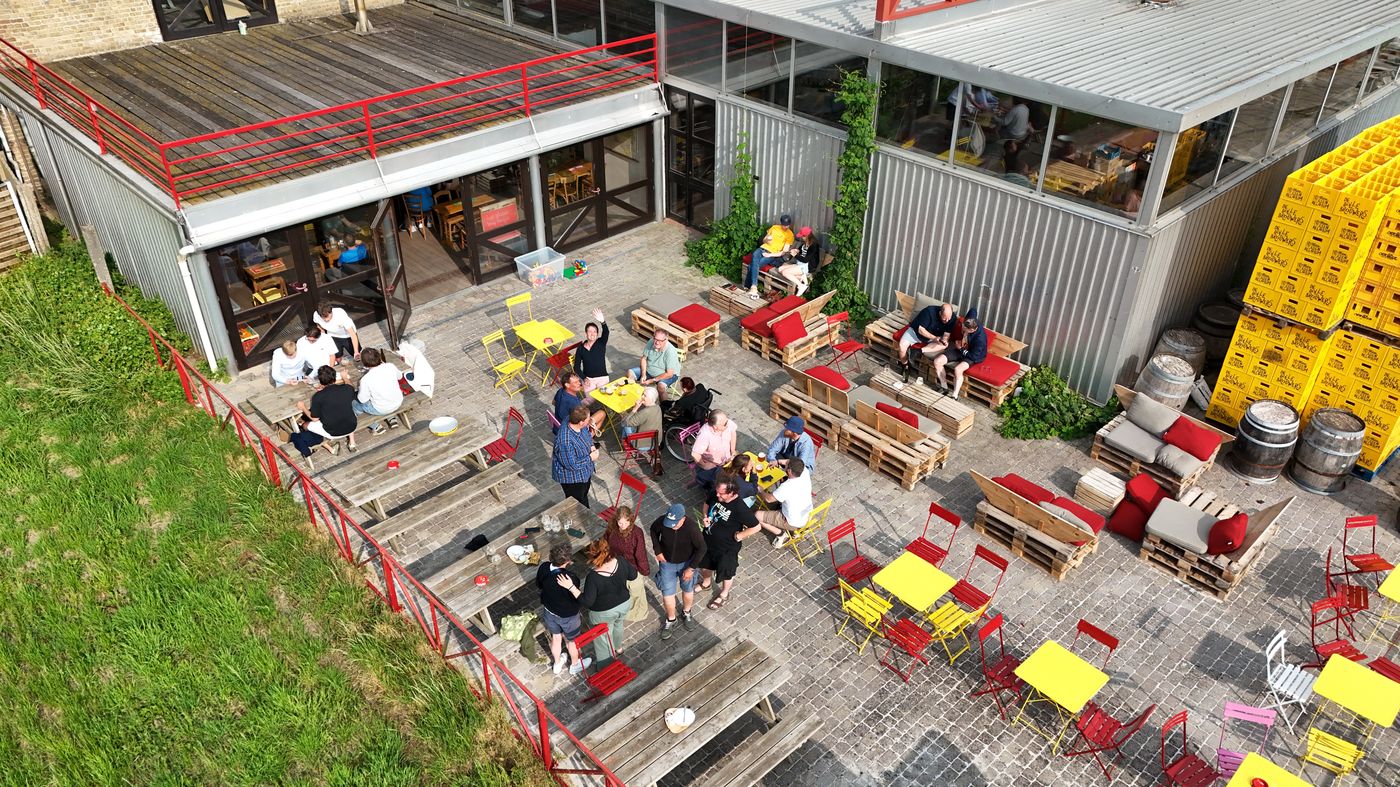 Luchtfoto van het terras van De Dolle Brouwers